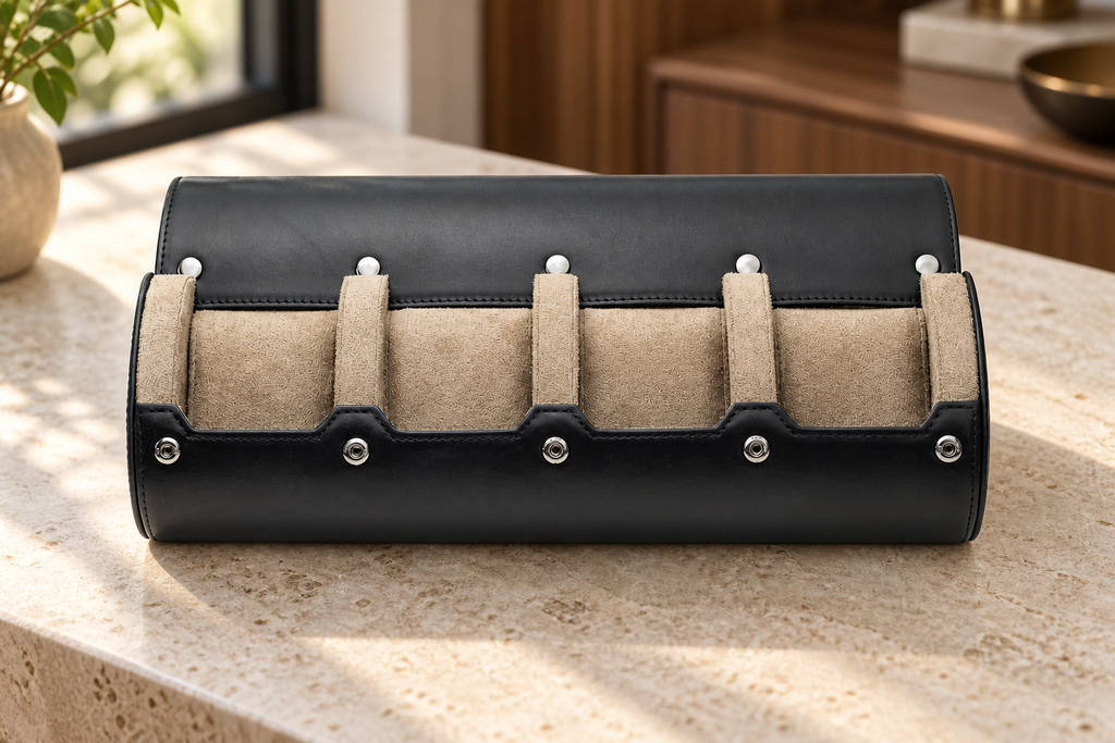 Coffret ouvert, coussins sans montres — mise en scène