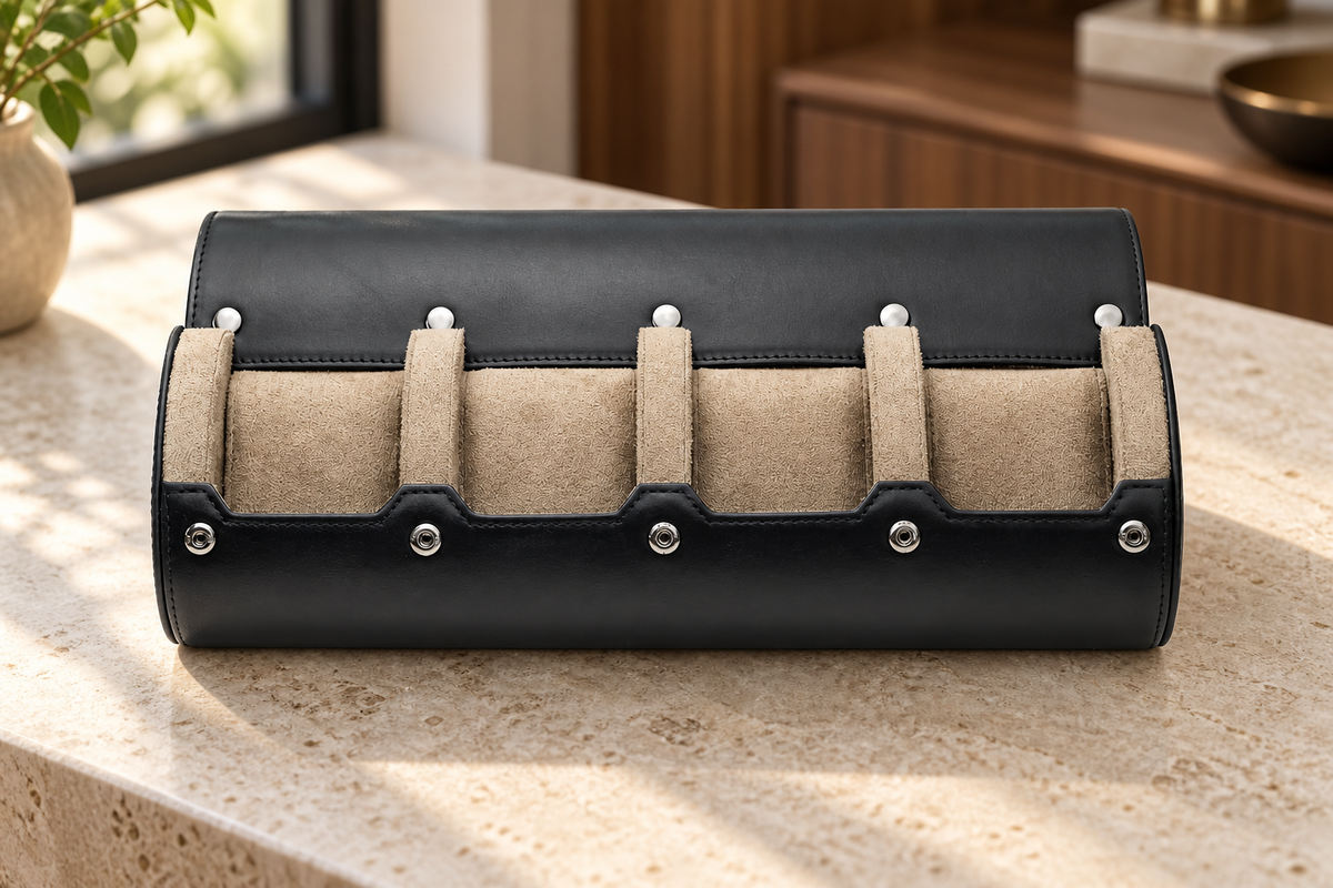 Coffret ouvert, coussins sans montres — mise en scène